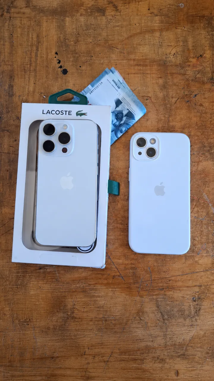 Fundas originales para iPhone en color blanco, una en su empaque