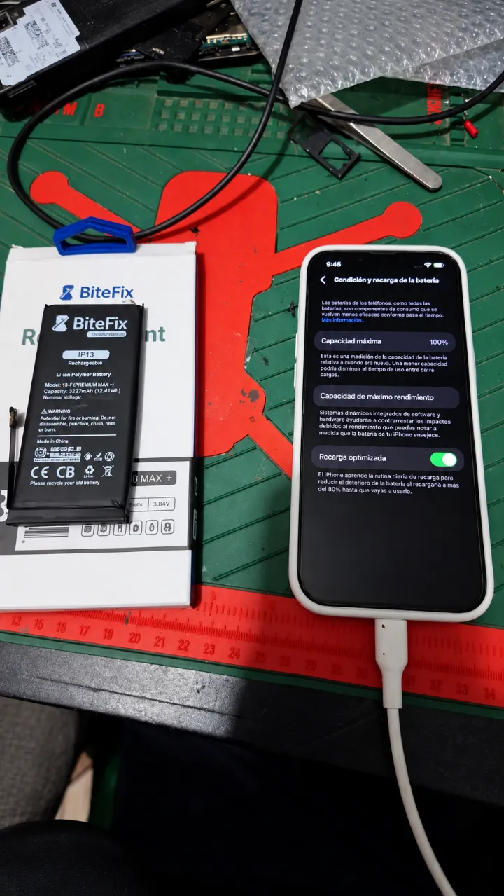 Cambio de batería en iPhone 13 mostrando 100% de capacidad máxima