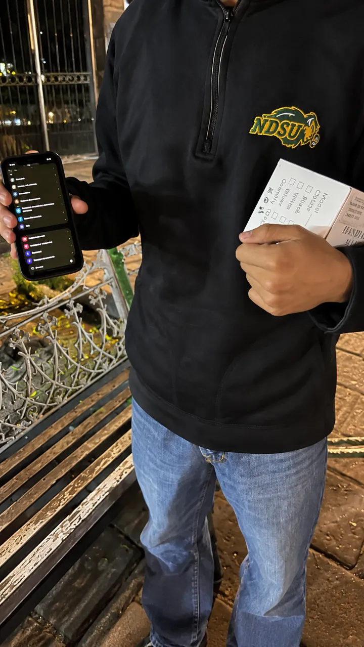 Cliente recibiendo su iPhone y accesorio en entrega nocturna